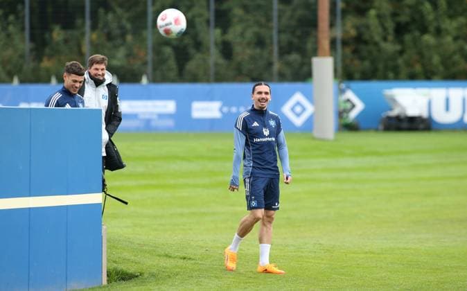 RECORD DATE NOT STATED Vormittagstraining des Fußball-Bundesligisten Hamburger SV auf dem Trainingsplatz am Volksparkstadion. Die Einheit am Dienstagvormittag war bereits das letzte öffentliche Training vor der Auswärtspartie am kommenden Sonnabend (18. Oktober) bei RB Leipzig. William Mikelbrencis, Trainer Merlin Polzin, Rayan Philippe (v.l.). Stellingen Hamburg