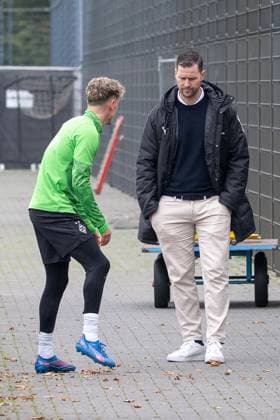 14.10.2025, Fussball: 1. Bundesliga, Saison 2025 2026, öffentliches Training, Borussia Moenchengladbach auf dem Trainingsgelände am Borussia Park. David Zibung (Borussia Moenchengladbach, Sportkoordinator Lizenz) schaut kritisch auf die von Robin Hack (Borussia Moenchengladbach, 25) geschilderten Probleme. Foto: Kirchner-Media Thomas Haesler Copyright: xKirchner-Media ThomasxHaeslerx
