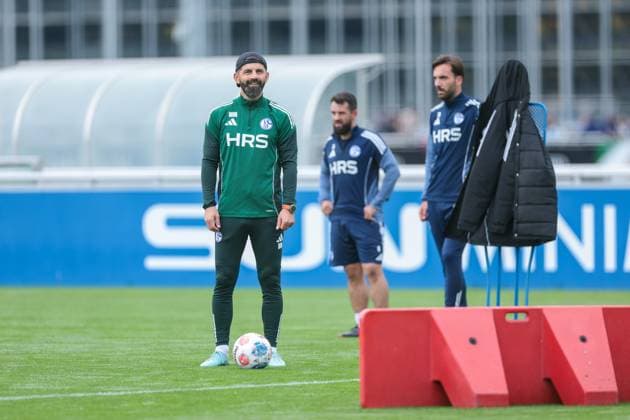 14.10.2025, Fussball, Saison 2025 2026, Training FC Schalke 04, v. l. Trainer Miron Muslic (FC Schalke 04), Amin Younes (FC Schalke 04), Kenan Karaman (FC Schalke 04), Gelsenkirchen Trainingsgelände FC Schalke 04 NRW Deutschland xRHR-FOTO YYx Copyright: RHR-FOTOx RHR-FOTO YY