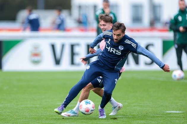 14.10.2025, Fussball, Saison 2025 2026, Training FC Schalke 04, v. l. Max Grüger (FC Schalke 04), Kenan Karaman (FC Schalke 04), Gelsenkirchen Trainingsgelände FC Schalke 04 NRW Deutschland xRHR-FOTO YYx Copyright: RHR-FOTOx RHR-FOTO YY