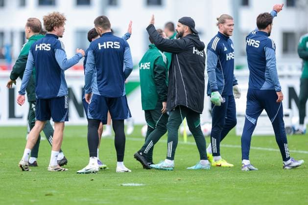 14.10.2025, Fussball, Saison 2025 2026, Training FC Schalke 04, Trainer Miron Muslic (FC Schalke 04) klatscht mit seinem Team ab, Gelsenkirchen Trainingsgelände FC Schalke 04 NRW Deutschland xRHR-FOTO YYx Copyright: RHR-FOTOx RHR-FOTO YY