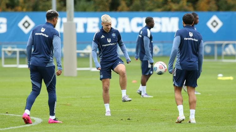 RECORD DATE NOT STATED Vormittagstraining des Fußball-Bundesligisten Hamburger SV auf dem Trainingsplatz am Volksparkstadion. Die Einheit am Dienstagvormittag war bereits das letzte öffentliche Training vor der Auswärtspartie am kommenden Sonnabend (18. Oktober) bei RB Leipzig. Noah Katterbach (M.). Stellingen Hamburg