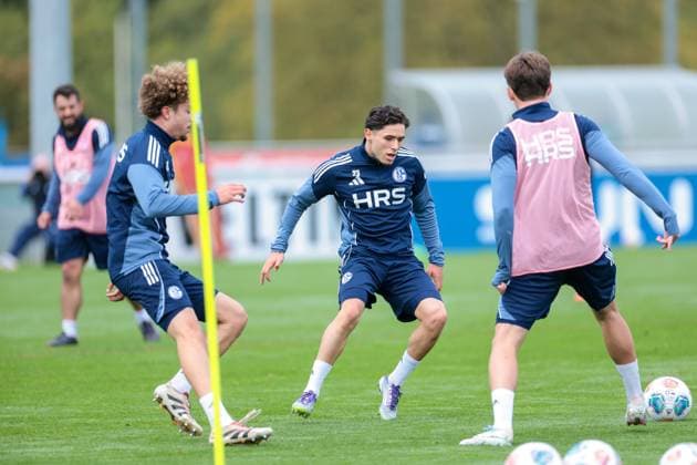 14.10.2025, Fussball, Saison 2025 2026, Training FC Schalke 04, v. l. Mika Khadr (FC Schalke 04), Soufiane El-Faouzi (FC Schalke 04), Gelsenkirchen Trainingsgelände FC Schalke 04 NRW Deutschland xRHR-FOTO YYx Copyright: RHR-FOTOx RHR-FOTO YY