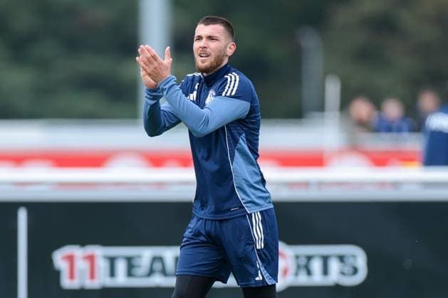 14.10.2025, Fussball, Saison 2025 2026, Training FC Schalke 04, Hasan Kurucay (FC Schalke 04) applaudiert, Gelsenkirchen Trainingsgelände FC Schalke 04 NRW Deutschland xRHR-FOTO YYx Copyright: RHR-FOTOx RHR-FOTO YY