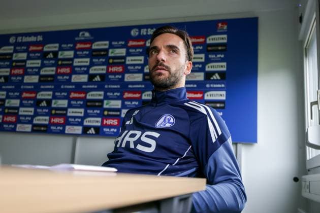 14.10.2025, Fussball, Saison 2025 2026, Training FC Schalke 04, Mixed Zone mit Kenan Karaman (FC Schalke 04), Gelsenkirchen Trainingsgelände FC Schalke 04 NRW Deutschland xRHR-FOTO YYx Copyright: RHR-FOTOx RHR-FOTO YY