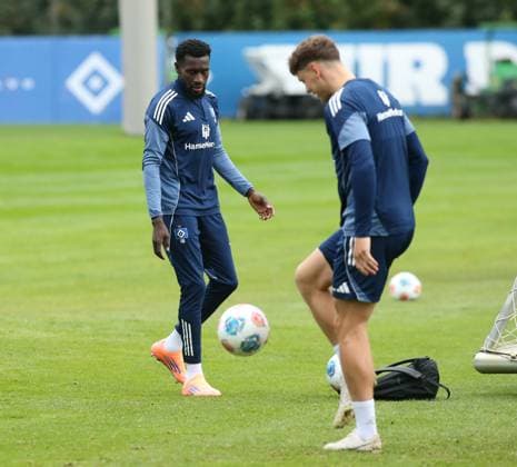 RECORD DATE NOT STATED Vormittagstraining des Fußball-Bundesligisten Hamburger SV auf dem Trainingsplatz am Volksparkstadion. Die Einheit am Dienstagvormittag war bereits das letzte öffentliche Training vor der Auswärtspartie am kommenden Sonnabend (18. Oktober) bei RB Leipzig. Bakery Jatta (l.). Stellingen Hamburg