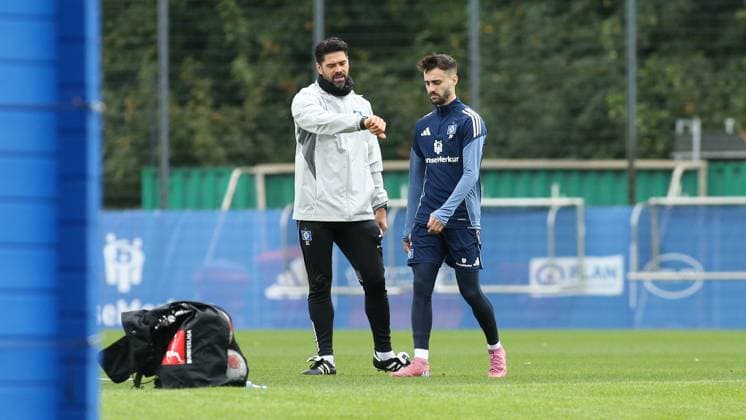 RECORD DATE NOT STATED Vormittagstraining des Fußball-Bundesligisten Hamburger SV auf dem Trainingsplatz am Volksparkstadion. Die Einheit am Dienstagvormittag war bereits das letzte öffentliche Training vor der Auswärtspartie am kommenden Sonnabend (18. Oktober) bei RB Leipzig. Reha-Trainer Sebastian Capel im Individualtraining mit Fabio Vieira. Stellingen Hamburg