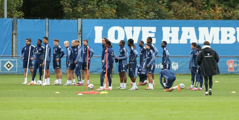 RECORD DATE NOT STATED Vormittagstraining des Fußball-Bundesligisten Hamburger SV auf dem Trainingsplatz am Volksparkstadion. Die Einheit am Dienstagvormittag war bereits das letzte öffentliche Training vor der Auswärtspartie am kommenden Sonnabend (18. Oktober) bei RB Leipzig. Das Team stellt sich zu Sprintübungen auf. Stellingen Hamburg
