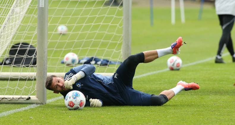 RECORD DATE NOT STATED Vormittagstraining des Fußball-Bundesligisten Hamburger SV auf dem Trainingsplatz am Volksparkstadion. Die Einheit am Dienstagvormittag war bereits das letzte öffentliche Training vor der Auswärtspartie am kommenden Sonnabend (18. Oktober) bei RB Leipzig. Daniel Heuer Fernandes. Stellingen Hamburg