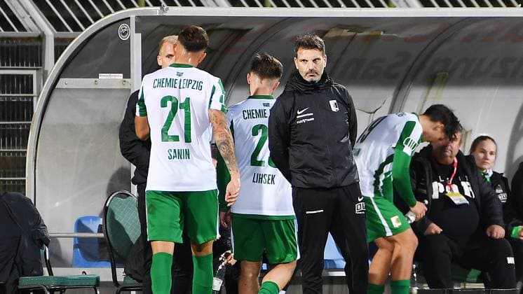 Fußball Landespokal Sachsen 2025 2026, 3. Hauptrunde, 1.FC Lokomotive Leipzig gegen BSG Chemie Leipzig (12.10.2025) 3:0 (0:0). Entäuschung bei BSG Chemie Leipzig nach der Niederlage im Spiel Lok Leipzig gegen Chemie Leipzig. Zu sehen Rudolf Sanin (Defensives Mittelfeld Chemie Leipzig, Rückennummer 21), Nils Lihsek (Linker Verteidiger Chemie Leipzig, Rückennummer 23), Adrian Alipour (Trainer Chemie Leipzig) (v.l.n.r.). Leipzig Sachsen Deutschland Bruno-Plache-Stadion