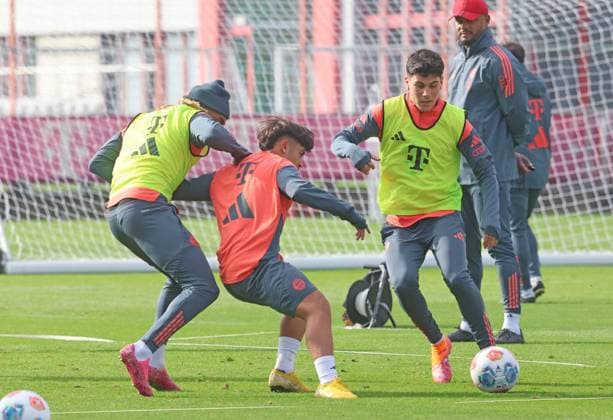 Felipe Chavez, am Ball, gegen 23 Sacha Boey (li.) und ?, 0 Trainer Vincent Kompany schaut zu Fussball FC Bayern München Training an der Säbenerstrasse 14.10.2025 FOTO: Mladen Lackovic LakoPress