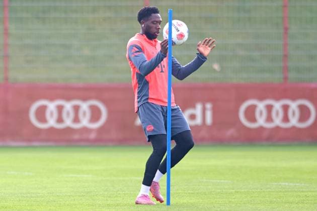 19 Alphonso Davies, am Ball, Reha-Training, Fussball FC Bayern München Training an der Säbenerstrasse 14.10.2025 FOTO: Mladen Lackovic LakoPress
