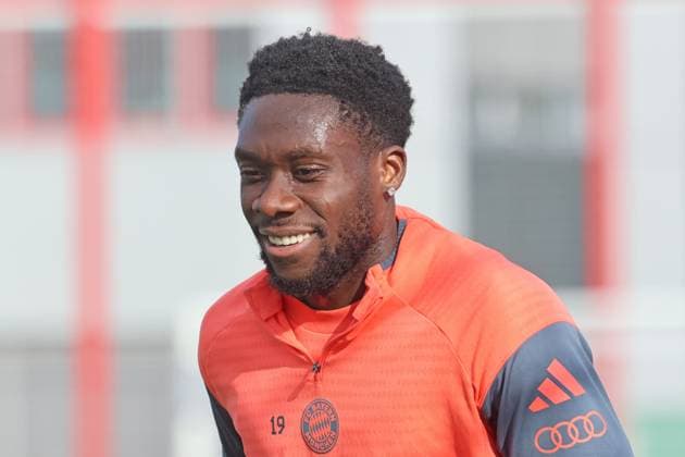 19 Alphonso Davies, ist gut gelaunt, beim Reha-Training, Portraet, Portrait, Fussball FC Bayern München Training an der Säbenerstrasse 14.10.2025 FOTO: Mladen Lackovic LakoPress