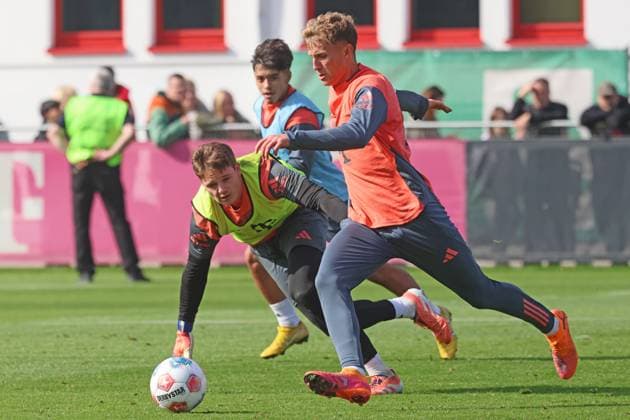 Moritz Göttlicher gegen Torwart, 40 Jonas Urbig, Aktion, Zweikampf, Fussball FC Bayern München Training an der Säbenerstrasse 14.10.2025 FOTO: Mladen Lackovic LakoPress