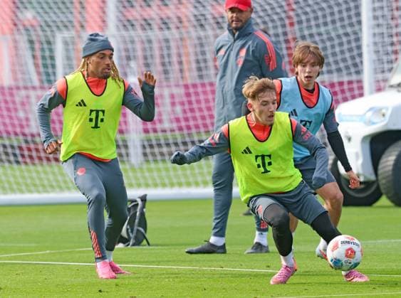 v.l. 23 Sacha Boey, 46 Lennart Karl, Trainer Vincent Kompany, Zweikampf, Fussball FC Bayern München Training an der Säbenerstrasse 14.10.2025 FOTO: Mladen Lackovic LakoPress