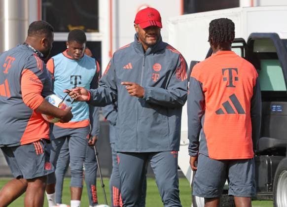 Trainer Vincent Kompany, gibt seinen Spielern Anweisungen, Portraet, Portrait, Fussball FC Bayern München Training an der Säbenerstrasse 14.10.2025 FOTO: Mladen Lackovic LakoPress