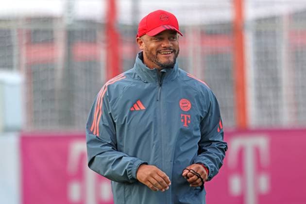 Trainer Vincent Kompany, ist gut gelaunt, Portraet, Portrait, Fussball FC Bayern München Training an der Säbenerstrasse 14.10.2025 FOTO: Mladen Lackovic LakoPress