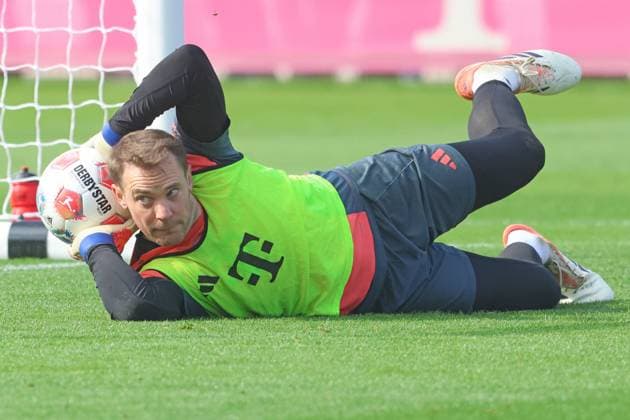 1 Manuel Neuer, am Ball, Fussball FC Bayern München Training an der Säbenerstrasse 14.10.2025 FOTO: Mladen Lackovic LakoPress