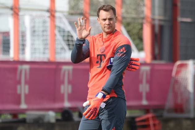 1 Manuel Neuer, grüßt seine Fans, Fussball FC Bayern München Training an der Säbenerstrasse 14.10.2025 FOTO: Mladen Lackovic LakoPress