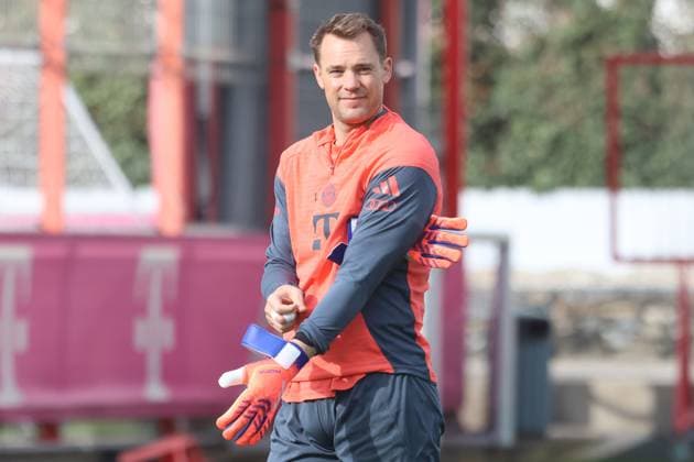 1 Manuel Neuer, ist gut gelaunt, Fussball FC Bayern München Training an der Säbenerstrasse 14.10.2025 FOTO: Mladen Lackovic LakoPress