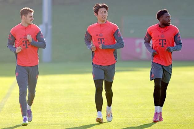 v.l. 44 Josip Stanisic, 21 Hiroki Ito, 19 Alphonso Davies, laufen, Reha-Training, Fussball FC Bayern München Training an der Säbenerstrasse 14.10.2025 FOTO: Mladen Lackovic LakoPress