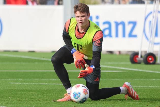 Torwart, 40 Jonas Urbig, ist wieder fit, am Ball, Fussball FC Bayern München Training an der Säbenerstrasse 14.10.2025 FOTO: Mladen Lackovic LakoPress
