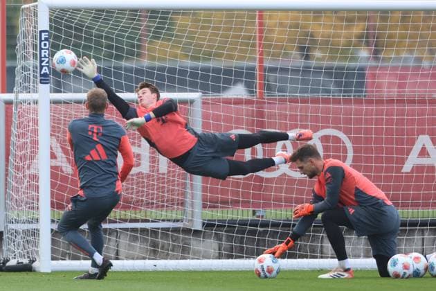 Torwart, 40 Jonas Urbig, fliegt, ist wieder fit, am Ball, mit TW-TR Michael Rechner und 26 Sven Ulreich Fussball FC Bayern München Training an der Säbenerstrasse 14.10.2025 FOTO: Mladen Lackovic LakoPress