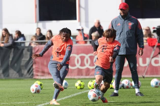 Wisdom Mike (li.) im Duell, Trainer Vincent Kompany, schaut zu Fussball FC Bayern München Training an der Säbenerstrasse 14.10.2025 FOTO: Mladen Lackovic LakoPress