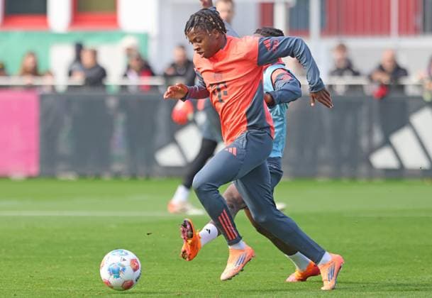 Wisdom Mike (li.) im Duell, Zweikampf, Fussball FC Bayern München Training an der Säbenerstrasse 14.10.2025 FOTO: Mladen Lackovic LakoPress