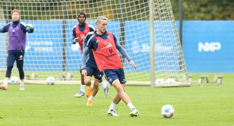 RECORD DATE NOT STATED Vormittagstraining des Fußball-Bundesligisten Hamburger SV auf dem Trainingsplatz am Volksparkstadion. Die Einheit am Dienstagvormittag war bereits das letzte öffentliche Training vor der Auswärtspartie am kommenden Sonnabend (18. Oktober) bei RB Leipzig. Silvan Hefti. Stellingen Hamburg