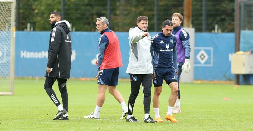 RECORD DATE NOT STATED Vormittagstraining des Fußball-Bundesligisten Hamburger SV auf dem Trainingsplatz am Volksparkstadion. Die Einheit am Dienstagvormittag war bereits das letzte öffentliche Training vor der Auswärtspartie am kommenden Sonnabend (18. Oktober) bei RB Leipzig. Co-Trainer Richard Krohn, Silvan Hefti, Trainer Merlin Polzin, Rayan Philippe (v.l.). Stellingen Hamburg