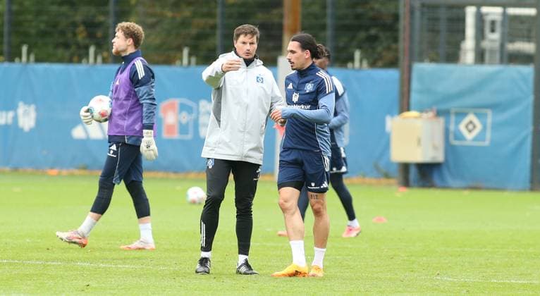 RECORD DATE NOT STATED Vormittagstraining des Fußball-Bundesligisten Hamburger SV auf dem Trainingsplatz am Volksparkstadion. Die Einheit am Dienstagvormittag war bereits das letzte öffentliche Training vor der Auswärtspartie am kommenden Sonnabend (18. Oktober) bei RB Leipzig. Trainer Merlin Polzin, Rayan Philippe (v.l.). Stellingen Hamburg