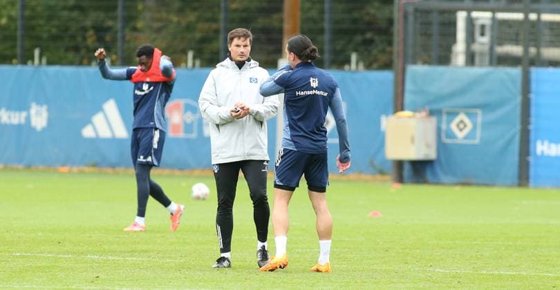 RECORD DATE NOT STATED Vormittagstraining des Fußball-Bundesligisten Hamburger SV auf dem Trainingsplatz am Volksparkstadion. Die Einheit am Dienstagvormittag war bereits das letzte öffentliche Training vor der Auswärtspartie am kommenden Sonnabend (18. Oktober) bei RB Leipzig. Trainer Merlin Polzin, Rayan Philippe (v.l.). Stellingen Hamburg