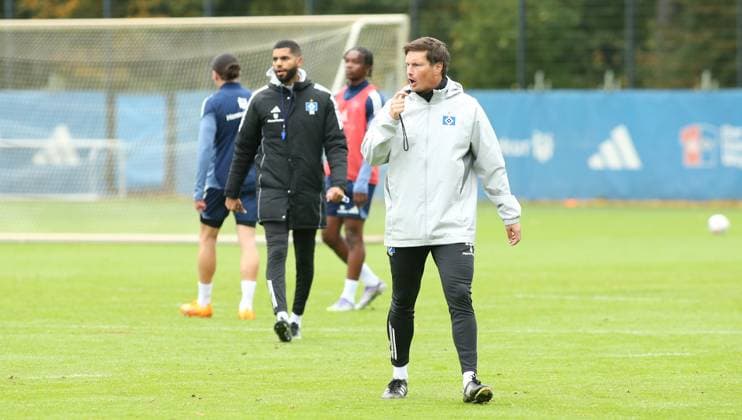 RECORD DATE NOT STATED Vormittagstraining des Fußball-Bundesligisten Hamburger SV auf dem Trainingsplatz am Volksparkstadion. Die Einheit am Dienstagvormittag war bereits das letzte öffentliche Training vor der Auswärtspartie am kommenden Sonnabend (18. Oktober) bei RB Leipzig. Trainer Merlin Polzin. Stellingen Hamburg