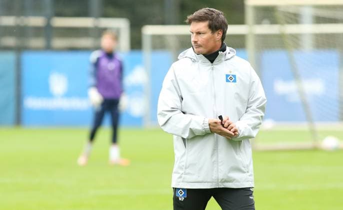 RECORD DATE NOT STATED Vormittagstraining des Fußball-Bundesligisten Hamburger SV auf dem Trainingsplatz am Volksparkstadion. Die Einheit am Dienstagvormittag war bereits das letzte öffentliche Training vor der Auswärtspartie am kommenden Sonnabend (18. Oktober) bei RB Leipzig. Trainer Merlin Polzin. Stellingen Hamburg
