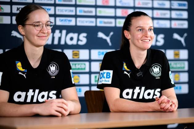 Gummersbach: Handball Frauen Deutschland - Media Call v.li. Nieke Kühne Kuehne (Deutschland), Julia Maidhof (Deutschland) Gummersbach Schwalbe Arena Deutschland