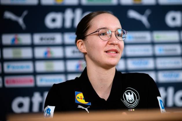 Gummersbach: Handball Frauen Deutschland - Media Call Nieke Kühne Kuehne (Deutschland) Gummersbach Schwalbe Arena Deutschland
