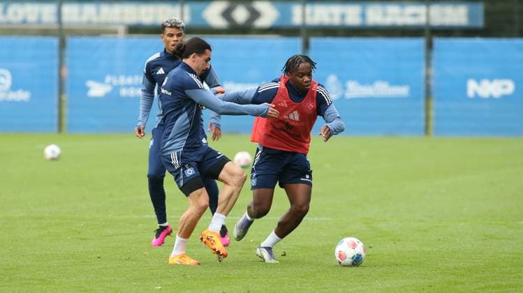 RECORD DATE NOT STATED Vormittagstraining des Fußball-Bundesligisten Hamburger SV auf dem Trainingsplatz am Volksparkstadion. Die Einheit am Dienstagvormittag war bereits das letzte öffentliche Training vor der Auswärtspartie am kommenden Sonnabend (18. Oktober) bei RB Leipzig. Ransford Königsdörffer, Rayan Philippe, Aboubaka Soumahoro (v.l.). Stellingen Hamburg