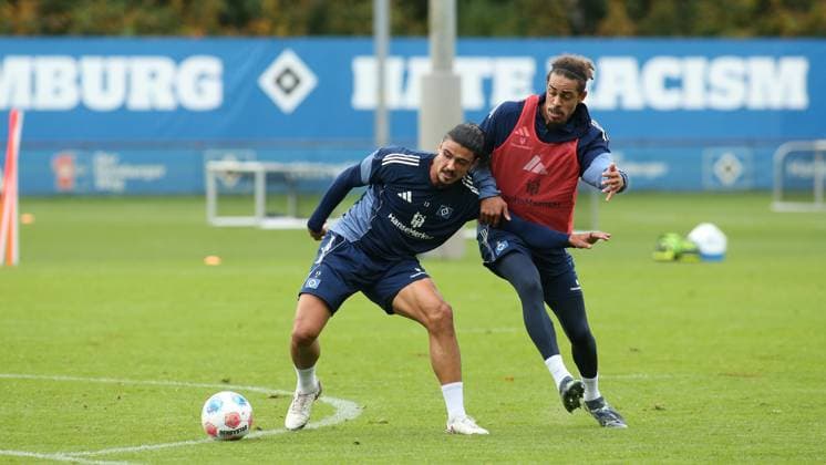 RECORD DATE NOT STATED Vormittagstraining des Fußball-Bundesligisten Hamburger SV auf dem Trainingsplatz am Volksparkstadion. Die Einheit am Dienstagvormittag war bereits das letzte öffentliche Training vor der Auswärtspartie am kommenden Sonnabend (18. Oktober) bei RB Leipzig. Guilherme Ramos, Yussuf Poulsen (v.l.). Stellingen Hamburg