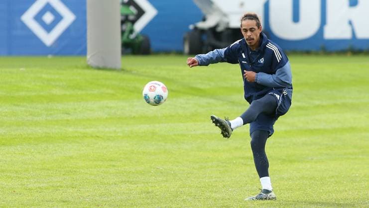 RECORD DATE NOT STATED Vormittagstraining des Fußball-Bundesligisten Hamburger SV auf dem Trainingsplatz am Volksparkstadion. Die Einheit am Dienstagvormittag war bereits das letzte öffentliche Training vor der Auswärtspartie am kommenden Sonnabend (18. Oktober) bei RB Leipzig. Yussuf Poulsen verlässt vorzeitig den Trainingsplatz. Stellingen Hamburg