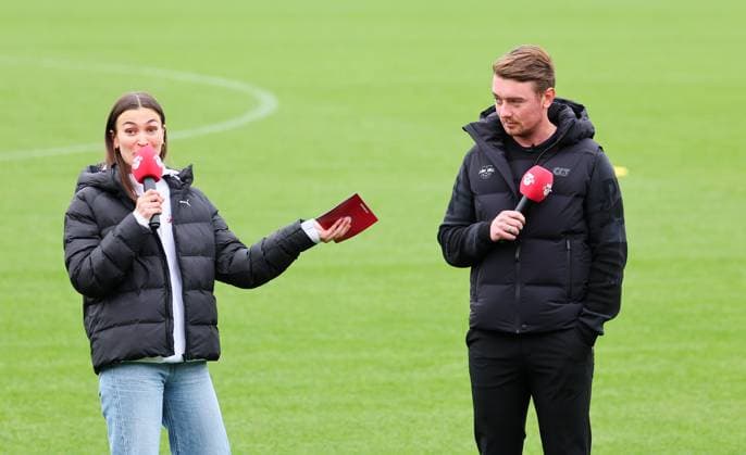 RB Leipzig - Training Bundesliga Leipzig, 14.10.2025, RB Leipzig Trainingszentrum,Fußball Bundesliga , RB Leipzig - Training , Im Bild: RB Stadionmoderatorin Clara Mohr (Red Bull Projects Managerin) und Jonas Stephan, Trainer des RB Frauen-Bundesligateams. Gespräch zu dessen Vertragsverlängerung. ,