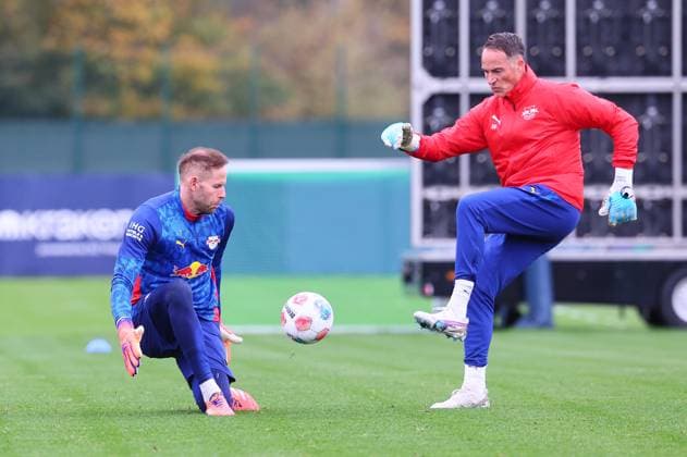 RB Leipzig - Training Bundesliga Leipzig, 14.10.2025, RB Leipzig Trainingszentrum,Fußball Bundesliga , RB Leipzig - Training , Im Bild: Torwart Peter Gulacsi (1, RB Leipzig) und Torwarttrainer Frederik Gößling Goessling (RB Leipzig) ,