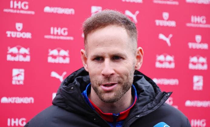 RB Leipzig - Training Bundesliga Leipzig, 14.10.2025, RB Leipzig Trainingszentrum,Fußball Bundesliga , RB Leipzig - Training , Im Bild: rTorwart Peter Gulacsi (1, RB Leipzig) im Interview. ,