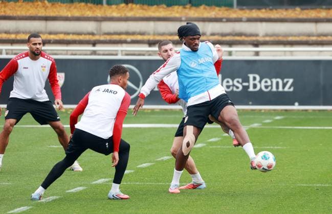 14.10.25 VfB Stuttgart Training Deutschland, Stuttgart, 14.10.2025, Fussball, Bundesliga, VfB Stuttgart Training: v.l. Jeff Chabot, Dan-Axel Zagadou.