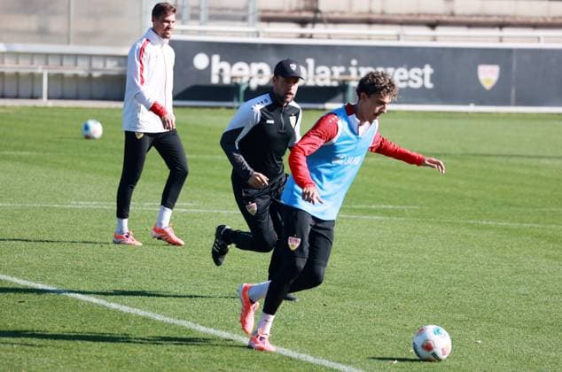 14.10.25 VfB Stuttgart Training Deutschland, Stuttgart, 14.10.2025, Fussball, Bundesliga, VfB Stuttgart Training: v.l. Ameen Al-Dakhil, Sebastian Hoeneß (Trainer).