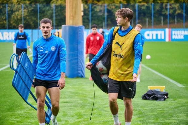 14.10.2025, Fußball, Herren, 2.BL, Saison 2025 2026, Training Holstein Kiel (KSV) Adrian Kapralik (li.) mit Frederik Roslyng Kiel, Projensdorf Projensdorf, Trainigsplatz Schleswig-Holstein Deutschland