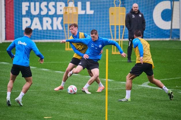 14.10.2025, Fußball, Herren, 2.BL, Saison 2025 2026, Training Holstein Kiel (KSV) Niklas Niehoff im Zweikampf gegen Ivan Nekic Kiel, Projensdorf Projensdorf, Trainigsplatz Schleswig-Holstein Deutschland