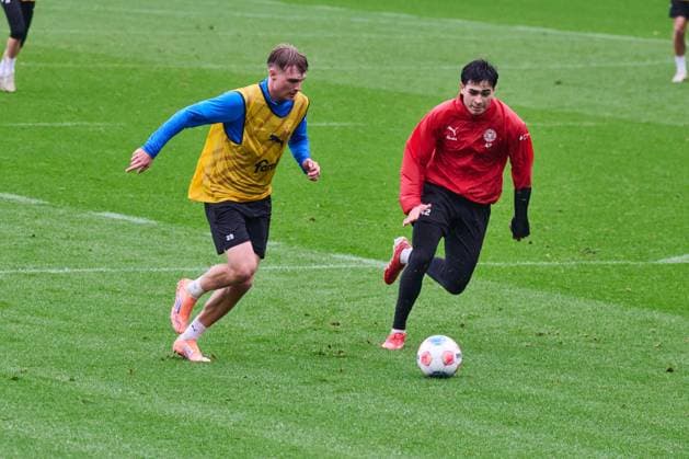 14.10.2025, Fußball, Herren, 2.BL, Saison 2025 2026, Training Holstein Kiel (KSV) Niklas Niehoff im Zweikampf gegen Torwart Tyler Dogan Kiel, Projensdorf Projensdorf, Trainigsplatz Schleswig-Holstein Deutschland