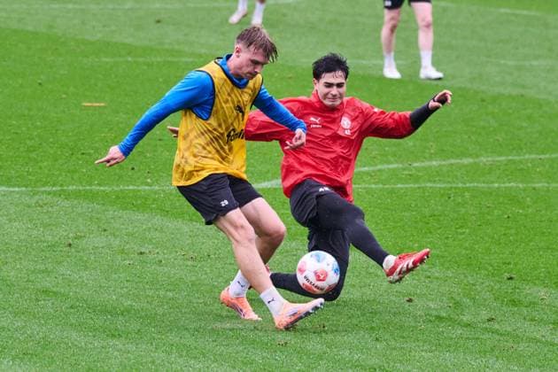 14.10.2025, Fußball, Herren, 2.BL, Saison 2025 2026, Training Holstein Kiel (KSV) Niklas Niehoff im Zweikampf gegen Torwart Tyler Dogan Kiel, Projensdorf Projensdorf, Trainigsplatz Schleswig-Holstein Deutschland