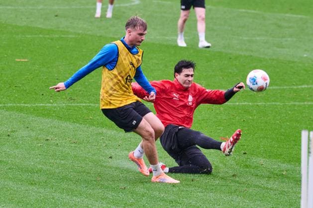 14.10.2025, Fußball, Herren, 2.BL, Saison 2025 2026, Training Holstein Kiel (KSV) Niklas Niehoff im Zweikampf gegen Torwart Tyler Dogan Kiel, Projensdorf Projensdorf, Trainigsplatz Schleswig-Holstein Deutschland